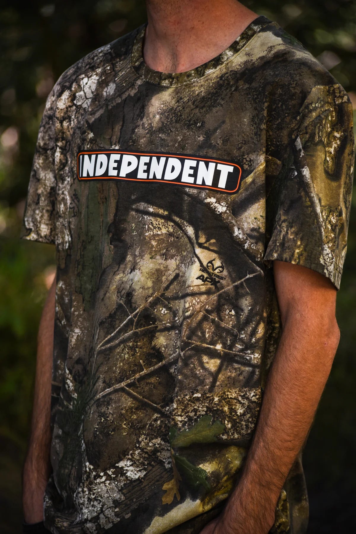Bar Logo S/S Midweight T-Shirt Realtree APX Mens Independent