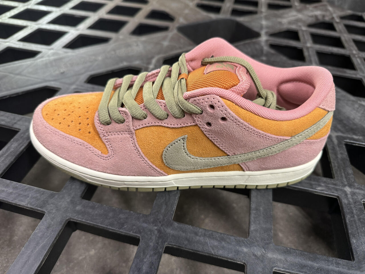 Nike SB - Dunk Low Pro Shoes | Red Stardust