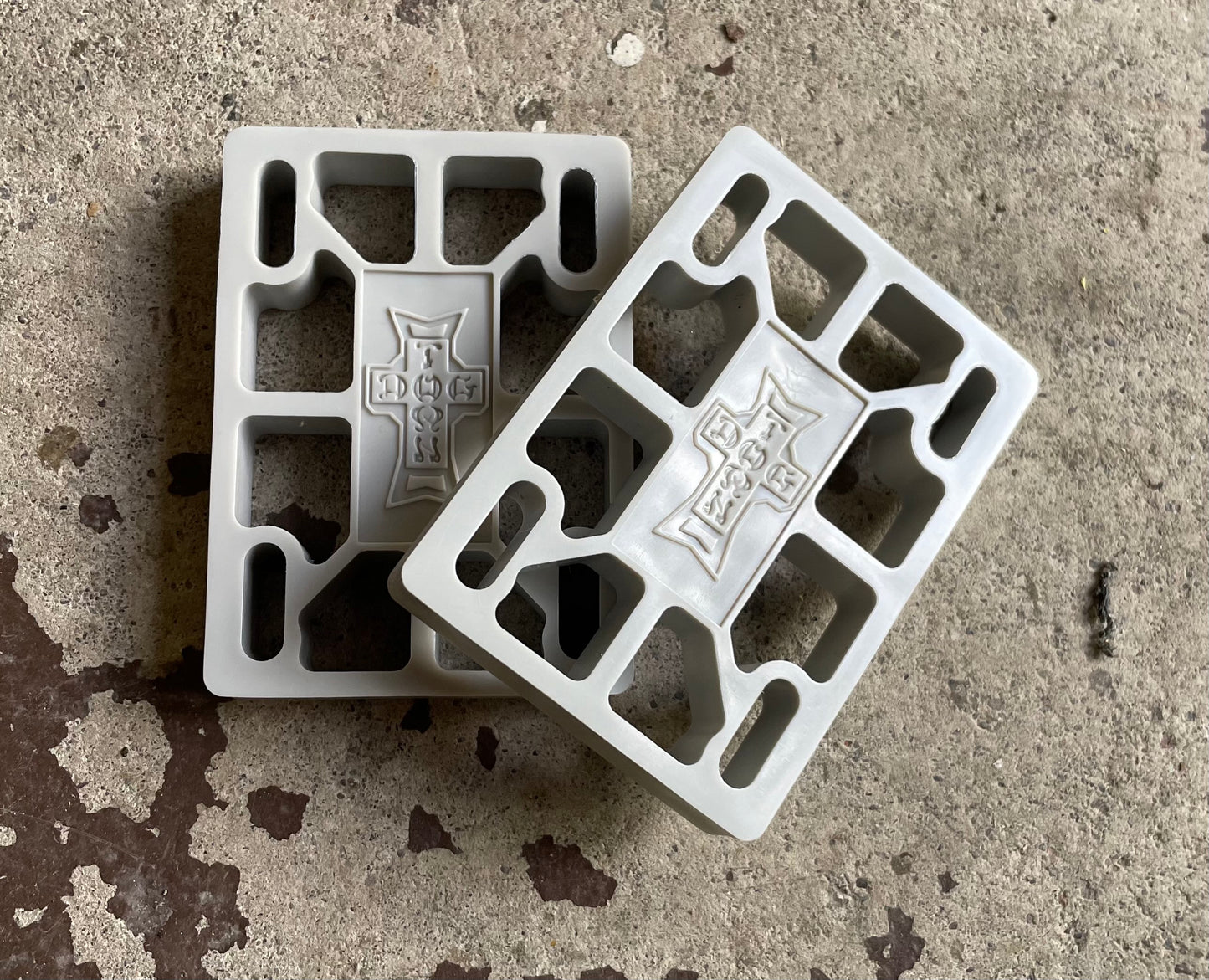 Dogtown Riser Pads 1/2" (Grey)